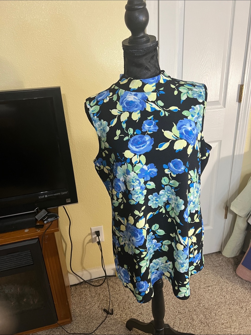 Sleeveless Mock Neck Floral Top in Black and Blue
